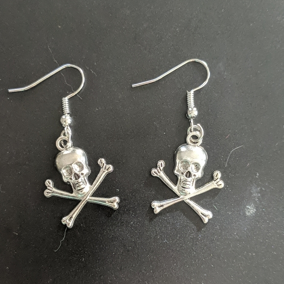 Jewelry - Silver skull & crossbone ☠️ dangle earrings